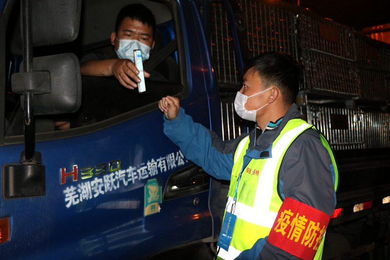 新一輪疫情發(fā)生后，安徽路橋迅速行動(dòng)，組織全體職工和勞務(wù)工人進(jìn)行全員核算檢測(cè)，筑牢疫情防控第一道防線。此外，還積極投身屬地疫情防控，踐行國(guó)企擔(dān)當(dāng)。