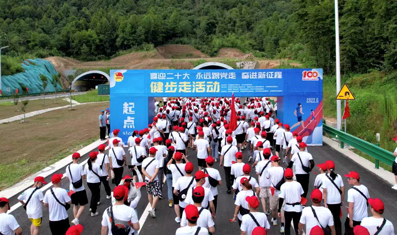池州市團(tuán)委“喜迎二十大、奮進(jìn)新征程、永遠(yuǎn)跟黨走”健步走活動(dòng)在公司G318項(xiàng)目舉行6