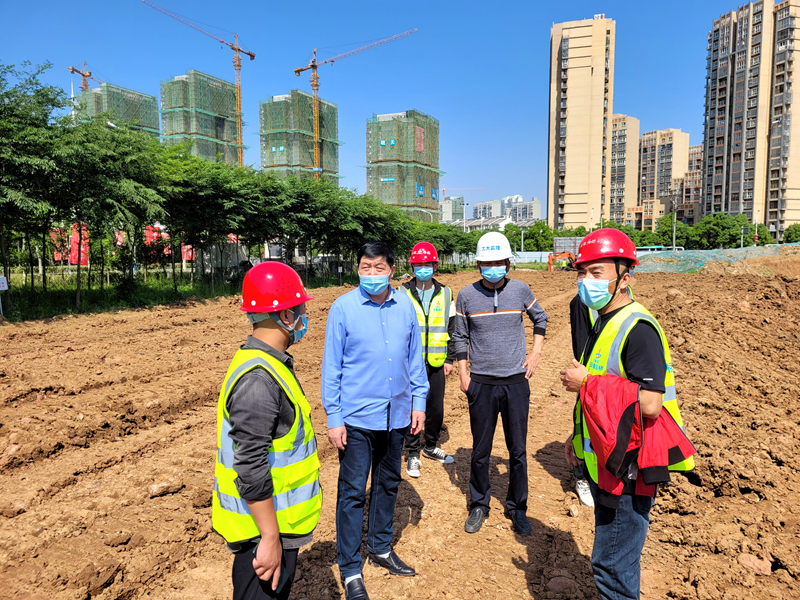 六安市重點(diǎn)工程建設(shè)管理處黨組書記、主任陳斌到長安路南延項(xiàng)目調(diào)研復(fù)工復(fù)產(chǎn)工作
